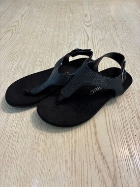Women’s Vionic Terra Adjustable Buckle Leather Sandals (Black)